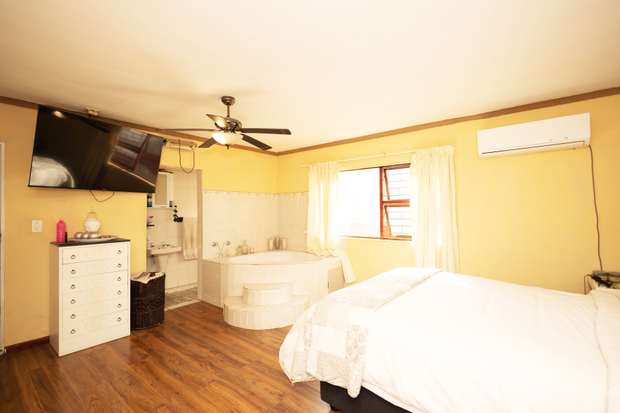 5 Bedroom Property for Sale in Vredekloof Western Cape